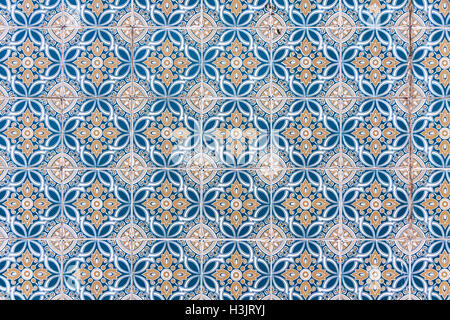 Tipica Portoghese vecchio muro di ceramiche piastrelle (azulejos). Seamless pattern può essere utilizzato per la carta da parati, riempimenti, pagina web sfondo, texture di superficie Foto Stock