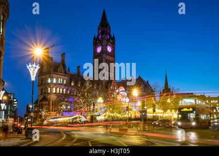 I Mercatini di Natale & Manchester Town Hall di notte, Albert Square e il centro di Manchester, Manchester, Inghilterra, Regno Unito Foto Stock