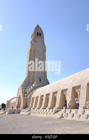Il Douaumont ossario e memorial presso il sito della battaglia di Verdun. Foto Stock