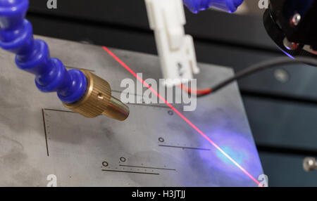 Elevata precisione CNC taglio laser di lamiera metallica Foto Stock