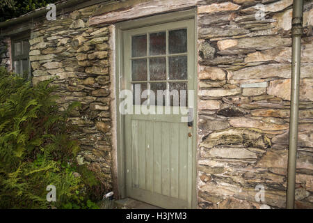 Una chiusura di una pietra/ardesia cottage costruito nel villaggio di Grasmere nel Distretto Lkae Parco Nazionale Foto Stock