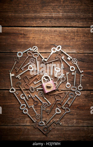 Cuore di San Valentino da diverse vecchie chiavi, il concetto di amore Foto Stock