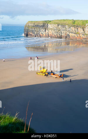 Un semi-sommergibile il traino del veicolo mare imbarcazioni di salvataggio in mare per il lancio a Ballybunion Irlanda Foto Stock