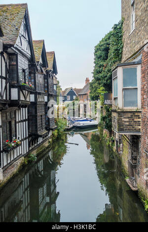 Vecchia casa di tessitori Kings Bridge River Stour Canterbury Kent England Foto Stock