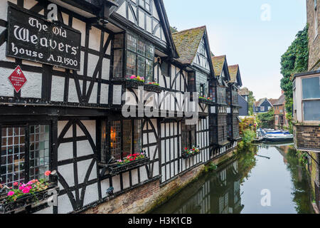 Vecchia casa di tessitori Kings Bridge River Stour Canterbury Kent England Foto Stock