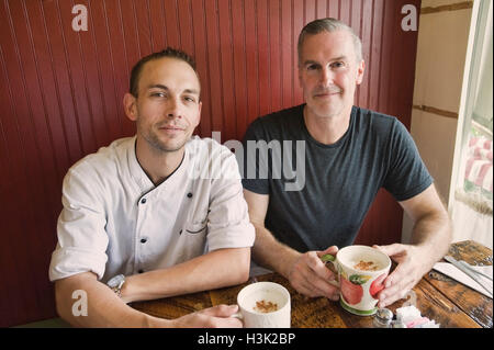 Cafe proprietario e chef avente il caffè nel ristorante Foto Stock