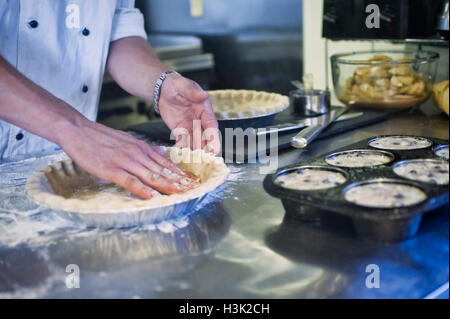 Chef torta da forno in cucina Foto Stock