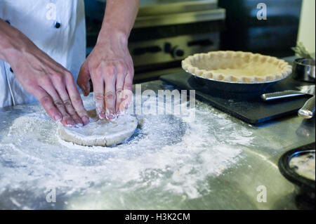 Chef torta da forno in cucina Foto Stock