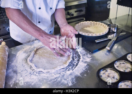 Chef torta da forno in cucina Foto Stock