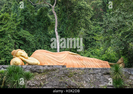 Reclining Golden Buddha a Krabi tempio nella provincia di Krabi, Thailandia. Foto Stock