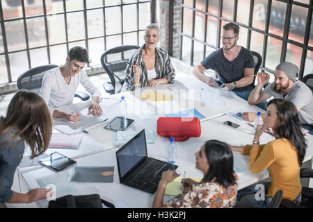 I colleghi nella riunione di brainstorming Foto Stock