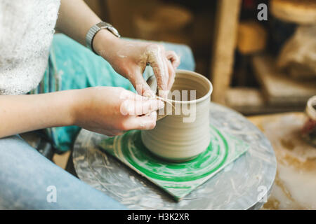 Artista che lavora in studio in ceramica Foto Stock