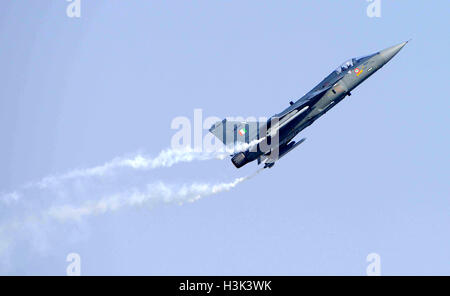 Hindan, India. Il 9 ottobre, 2016. Una forza aerea indiana jet da combattimento esegue durante la forza aerea indiana Day celebrazione svoltasi nella periferia di Nuova Delhi, India, Ottobre 8, 2016. Credito: Xinhua/Alamy Live News Foto Stock