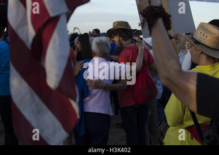 Eloy, Arizona, Stati Uniti. Il 7 ottobre, 2016. Centinaia di attivisti si sono riuniti per prendere parte in una veglia per protestare contro il trattamento dei detenuti presso il La Eloy centro di detenzione. Una gestione privata di detenzione per immigrati facility, Eloy è di proprietà e gestito da correzioni Corporation of America per l Immigrazione e Dogana esecuzione (ICE). La veglia è stata organizzata dal Puente movimento e Scuola delle Americhe guarda. © Graham Charles Hunt/ZUMA filo/Alamy Live News Foto Stock