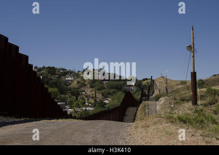 Nogales, Arizona, Stati Uniti. 8 Ott, 2016. Centinaia di attivisti converged in Arizona e di Nogales, Sonora (Messico) a prendere parte alla Scuola delle Americhe Guarda confine Encuentro. Fra le altre questioni, i dimostranti hanno denunciato militari statunitensi e di interventi economici nelle Americhe, così come la militarizzazione del confine e la criminalizzazione della migrazione. © Graham Charles Hunt/ZUMA filo/Alamy Live News Foto Stock