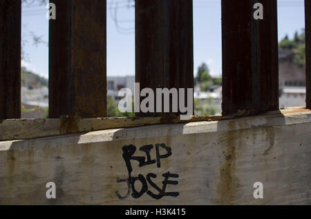 Nogales, Arizona, Stati Uniti. 8 Ott, 2016. Un graffiti su Stati Uniti/Messico frontiera muro ricorda José Antonio Elena RodrÃ-guez, un adolescente messicana sparato e ucciso da un U.S. Pattuglia di Confine agente nel 2012. Centinaia di attivisti converged in Arizona e di Nogales, Sonora (Messico) a prendere parte alla Scuola delle Americhe Guarda confine Encuentro. Fra le altre questioni, i dimostranti hanno denunciato militari statunitensi e di interventi economici nelle Americhe, così come la militarizzazione del confine e la criminalizzazione della migrazione. © Graham Charles Hunt/ZUMA filo/Alamy Live News Foto Stock