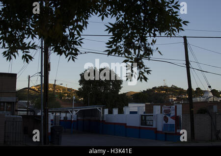 Nogales, Arizona, Stati Uniti. 8 Ott, 2016. Il sole tramonta sul centro di Nogales. Centinaia di attivisti converged in Arizona e di Nogales, Sonora (Messico) a prendere parte alla Scuola delle Americhe Guarda confine Encuentro. Fra le altre questioni, i dimostranti hanno denunciato militari statunitensi e di interventi economici nelle Americhe, così come la militarizzazione del confine e la criminalizzazione della migrazione. © Graham Charles Hunt/ZUMA filo/Alamy Live News Foto Stock