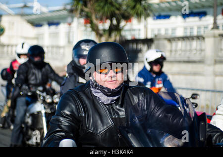 Brighton, Regno Unito. 9 Ott, 2016. Migliaia di ciclisti amichevole, principalmente con la Harley Davidsons, caldo e barre di pendolari, scendono sul lungomare di Brighton di unità di Madera per l'annuale evento Brightona. L'evento di beneficenza, la raccolta di fondi per il Sussex cuore la carità, ha musica su tre fasi, un muro della morte e un giro fuori per raccogliere il sindaco dalla sua casa di famiglia ad aprire ufficialmente l'evento. Credito: Francesca Moore/Alamy Live News Foto Stock