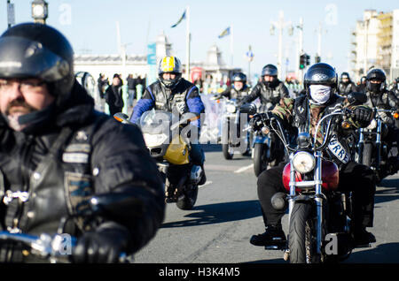 Brighton, Regno Unito. 9 Ott, 2016. Migliaia di ciclisti amichevole, principalmente con la Harley Davidsons, caldo e barre di pendolari, scendono sul lungomare di Brighton di unità di Madera per l'annuale evento Brightona. L'evento di beneficenza, la raccolta di fondi per il Sussex cuore la carità, ha musica su tre fasi, un muro della morte e un giro fuori per raccogliere il sindaco dalla sua casa di famiglia ad aprire ufficialmente l'evento. Credito: Francesca Moore/Alamy Live News Foto Stock