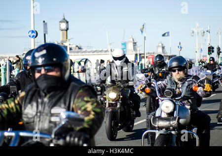 Brighton, Regno Unito. 9 Ott, 2016. Migliaia di ciclisti amichevole, principalmente con la Harley Davidsons, caldo e barre di pendolari, scendono sul lungomare di Brighton di unità di Madera per l'annuale evento Brightona. L'evento di beneficenza, la raccolta di fondi per il Sussex cuore la carità, ha musica su tre fasi, un muro della morte e un giro fuori per raccogliere il sindaco dalla sua casa di famiglia ad aprire ufficialmente l'evento. Credito: Francesca Moore/Alamy Live News Foto Stock