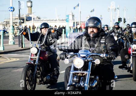 Brighton, Regno Unito. 9 Ott, 2016. Migliaia di ciclisti amichevole, principalmente con la Harley Davidsons, caldo e barre di pendolari, scendono sul lungomare di Brighton di unità di Madera per l'annuale evento Brightona. L'evento di beneficenza, la raccolta di fondi per il Sussex cuore la carità, ha musica su tre fasi, un muro della morte e un giro fuori per raccogliere il sindaco dalla sua casa di famiglia ad aprire ufficialmente l'evento. Credito: Francesca Moore/Alamy Live News Foto Stock