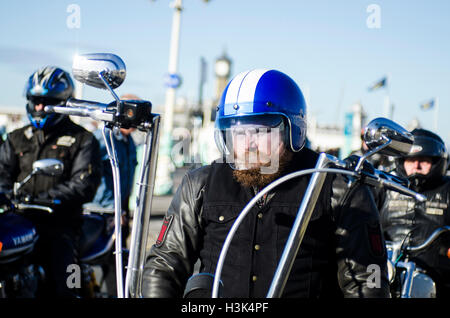 Brighton, Regno Unito. 9 Ott, 2016. Migliaia di ciclisti amichevole, principalmente con la Harley Davidsons, caldo e barre di pendolari, scendono sul lungomare di Brighton di unità di Madera per l'annuale evento Brightona. L'evento di beneficenza, la raccolta di fondi per il Sussex cuore la carità, ha musica su tre fasi, un muro della morte e un giro fuori per raccogliere il sindaco dalla sua casa di famiglia ad aprire ufficialmente l'evento. Credito: Francesca Moore/Alamy Live News Foto Stock