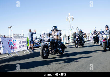 Brighton, Regno Unito. 9 Ott, 2016. Migliaia di ciclisti amichevole, principalmente con la Harley Davidsons, caldo e barre di pendolari, scendono sul lungomare di Brighton di unità di Madera per l'annuale evento Brightona. L'evento di beneficenza, la raccolta di fondi per il Sussex cuore la carità, ha musica su tre fasi, un muro della morte e un giro fuori per raccogliere il sindaco dalla sua casa di famiglia ad aprire ufficialmente l'evento. Credito: Francesca Moore/Alamy Live News Foto Stock