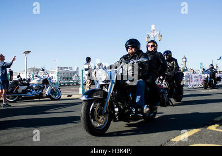 Brighton, Regno Unito. 9 Ott, 2016. Migliaia di ciclisti amichevole, principalmente con la Harley Davidsons, caldo e barre di pendolari, scendono sul lungomare di Brighton di unità di Madera per l'annuale evento Brightona. L'evento di beneficenza, la raccolta di fondi per il Sussex cuore la carità, ha musica su tre fasi, un muro della morte e un giro fuori per raccogliere il sindaco dalla sua casa di famiglia ad aprire ufficialmente l'evento. Credito: Francesca Moore/Alamy Live News Foto Stock