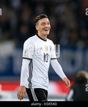 Amburgo, Germania. 08 ott 2016. La Germania Mesut Oezil durante la Coppa del Mondo di stadio di gruppo di qualifica partita di calcio tra la Germania e la Repubblica ceca ad Amburgo, Germania, 08 ottobre 2016. Foto: Thomas Eisenhuth/dpa/Alamy Live News Foto Stock