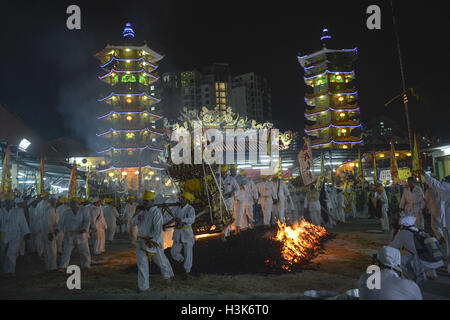 Ampang, Kuala Lumpur, Malesia. 9 Ott, 2016. I devoti a piedi su un letto di carboni ardenti durante il giorno finale di nove imperatore dèi di Kuala Lumpur. Il festival si tiene ogni anno il nono giorno del nono mese lunare, quando esso è ritenuto dai devoti che lo spirito dei nove imperatore il volere di Dio scendere sulla terra e di possedere lo spirito medium, mettendoli in una trance. © Kepy/ZUMA filo/Alamy Live News Foto Stock