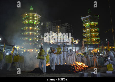 Ampang, Kuala Lumpur, Malesia. 9 Ott, 2016. I devoti a piedi su un letto di carboni ardenti durante il giorno finale di nove imperatore dèi di Kuala Lumpur. Il festival si tiene ogni anno il nono giorno del nono mese lunare, quando esso è ritenuto dai devoti che lo spirito dei nove imperatore il volere di Dio scendere sulla terra e di possedere lo spirito medium, mettendoli in una trance. © Kepy/ZUMA filo/Alamy Live News Foto Stock