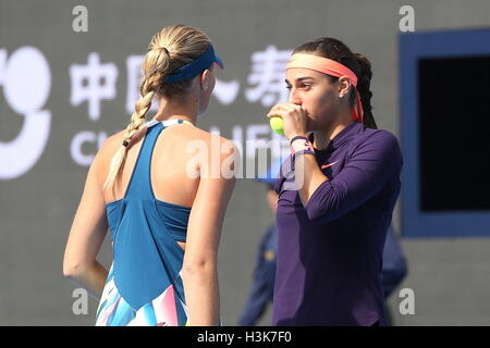 Beijing, Pechino, Cina. 9 Ott, 2016. American giocatore di tennis professionista Bethanie Mattek-Sands e il ceco tennista Lucie SAFAROVA competere con professionista francese i giocatori di tennis Caroline Garcia e Kristina Mladenovic nel doppio femminile in finale alla Cina apre a Pechino in ottobre 9th, 2016. Credito: SIPA Asia/ZUMA filo/Alamy Live News Foto Stock