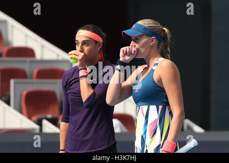 Beijing, Pechino, Cina. 9 Ott, 2016. American giocatore di tennis professionista Bethanie Mattek-Sands e il ceco tennista Lucie SAFAROVA competere con professionista francese i giocatori di tennis Caroline Garcia e Kristina Mladenovic nel doppio femminile in finale alla Cina apre a Pechino in ottobre 9th, 2016. Credito: SIPA Asia/ZUMA filo/Alamy Live News Foto Stock