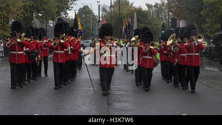 Brentwood, Essex, 9 ottobre 2016, l'irlandese Guardie led banda 124 Squadrone di trasporto marzo nella libertà di entrata cerimonia in Brentwood, Essex con heavy rain Credito: Ian Davidson/Alamy Live News Foto Stock