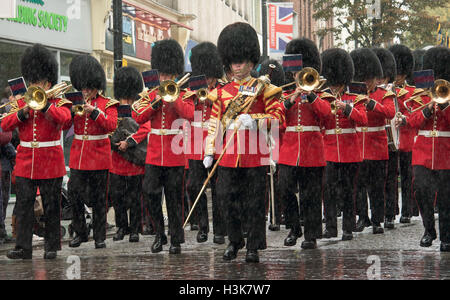 Brentwood, Essex, 9 ottobre 2016, l'irlandese Guardie led banda 124 Squadrone di trasporto marzo nella libertà di entrata cerimonia in Brentwood, Essex con heavy rain Credito: Ian Davidson/Alamy Live News Foto Stock