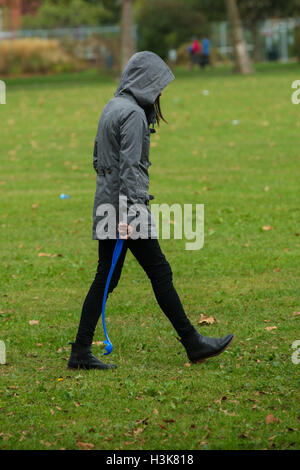 A nord di Londra, Regno Unito. Il 9 ottobre, 2016. Le persone godono di un autunno del giorno in un North London park. Credito: Dinendra Haria/Alamy Live News Foto Stock