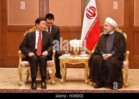 Bangkok. 9 Ott, 2016. Il presidente iraniano Hassan Rouhani(R) si riunisce con il cinese Vice Presidente Li Yuanchao prima della cooperazione Asia dialogo (ACD) Vertice di Bangkok, Thailandia ad Ottobre 9, 2016. Il presidente iraniano Hassan Rouhani incontrato con il cinese Vice Presidente Li Yuanchao qui Domenica, durante le quali entrambi hanno espresso la volontà di attuare pienamente il consenso raggiunto dai due paesi in gennaio. © Li Mangmang/Xinhua/Alamy Live News Foto Stock