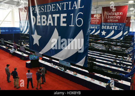 San Louis, Stati Uniti d'America. 9 Ott, 2016. I giornalisti di attendere presso il deposito di media center per il secondo dibattito presidenziale presso la Washington University di St Louis, Missouri, Stati Uniti, Ottobre 9, 2016. Il secondo dibattito presidenziale si terrà presso la Washington University su il 9 ottobre. © Yin Bogu/Xinhua/Alamy Live News Foto Stock