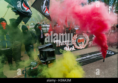 Londra, Regno Unito. Il 9 ottobre 2016. Londra Anti-Fascists consentono di razzi al rally organizzato dalla guerra Cllass davanti al murale shouding la battaglia del cavo San hanno ritenuto che la celebrazione ufficiale non era riuscito a riflettere la spontanea e natura anarchica di della battaglia di Cable Street. Essi vedere troppo numerosi oratori intervenuti in rappresentanza di organizzazioni che hanno opposto resistenza popolare nelle strade sembra inopportuno che a marzo per celebrare un evento dove la gente ha ripreso la strada deve camminare brav lungo i marciapiedi e una pista ciclabile piuttosto che sulla strada. Peter Marshall / Alam Foto Stock