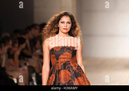 Lisbona, Portogallo. 09oct, 2016. ModaLisboa - Insieme (Lisbona Fashion Week), Nadir Tati presenta Primavera/Estate 17 raccolta credito: Alexandre de Sousa/Alamy Live News Foto Stock