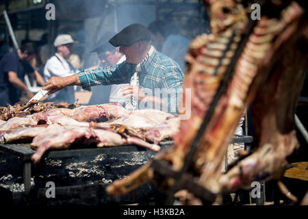 Buenos Aires, Argentina. 9 Ott, 2016. Chef competere durante il Barbecue federale campionato in Buenos Aires, Argentina, ad Ottobre 9, 2016. Il Barbecue federale campionato ha avuto luogo il 9 ottobre. Credito: Martin Zabala/Xinhua/Alamy Live News Foto Stock