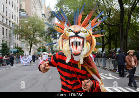 New York, Stati Uniti d'America. 09oct, 2016. Il carnevale leone maschera in esecuzione sulla lotta avenue Credito: Rachel Cauvin/Alamy Live News Foto Stock