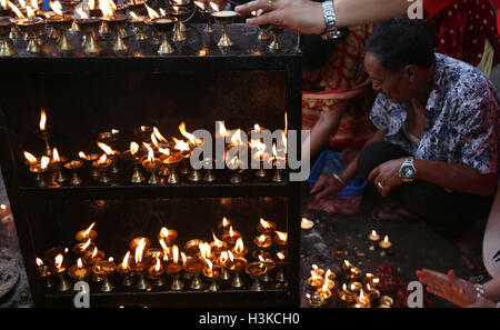 Kathmandu, Nepal. 9 Ott, 2016. Nepalese devoti indù offrire preghiere durante il festival di Dashain Maitidevi al tempio di Kathmandu, Nepal, Ottobre 9, 2016. © Sunil Sharma/Xinhua/Alamy Live News Foto Stock