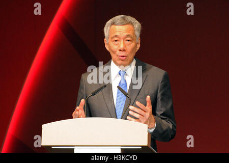 Singapore. 10 ottobre, 2016. Singapore è il primo ministro Lee Hsien Loong parla al Singapore International Cyber Settimana in Singapore, 10 ottobre, 2016. Il Singapore International Cyber settimana iniziato qui il lunedì. Credito: Quindi Chih Wey/Xinhua/Alamy Live News Foto Stock