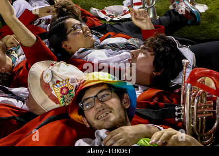 Palo Alto, California, USA. 8 Ott, 2016. La Stanford Band prende uno sfiatatoio durante il NCAA Football azione presso la Stanford University, con il Washington State Cougars visitando la Stanford cardinale. Stato di Washington ha vinto il gioco, 42-16. © Seth Riskin/ZUMA filo/Alamy Live News Foto Stock