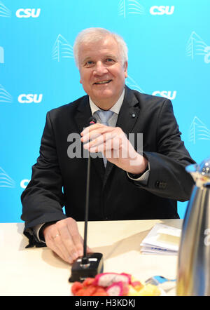 Monaco di Baviera, Germania. 10 ottobre, 2016. Horst Seehofer, bavarese del Primo Ministro e il Presidente tedesco del partito conservatore cristiano Unione Sociale (CSU), in occasione di una riunione dei responsabili regionali della CSU a Monaco di Baviera, Germania, il 10 ottobre 2016. Foto: Andreas Gebert/dpa/Alamy Live News Foto Stock