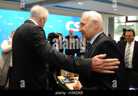 Monaco di Baviera, Germania. 10 ottobre, 2016. Bavarese del Primo Ministro e il Presidente tedesco del partito conservatore cristiano Unione Sociale (CSU) Horst Seehofer colloqui per la bavarese ex Primo Ministro Edmund Stoiber prima di un incontro dei responsabili regionali della CSU a Monaco di Baviera, Germania, il 10 ottobre 2016. Foto: Andreas Gebert/dpa/Alamy Live News Foto Stock