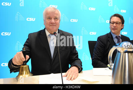 Monaco di Baviera, Germania. 10 ottobre, 2016. Bavarese del Primo Ministro e il Presidente tedesco del partito conservatore cristiano Unione Sociale (CSU) Horst Seehofer (L) con Andreas Scheuer, Segretario Generale della CSU, in occasione di una riunione dei responsabili regionali della CSU a Monaco di Baviera, Germania, il 10 ottobre 2016. Foto: Andreas Gebert/dpa/Alamy Live News Foto Stock