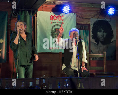 Kiev, Ucraina. 09 ottobre, 2016. Dan McCafferty, cantante e ex-frontman scozzese della rock band Nazareth, celebra il suo settantesimo anniversario alla festa di compleanno in Docker Pub a Kiev in Ucraina, il 09 ottobre, 2016. Dan McCafferty è una cantante scozzese, meglio conosciuto come il cantante per Scottish hard rock band Nazareth fin dalla sua fondazione nel 1968 per la sua pensione nel 2013. McCafferty continua a eseguire solo intorno al mondo. Foto Stock