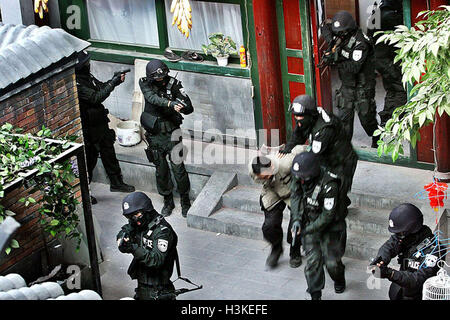 (161010) -- Pechino, 10 ottobre, 2016 (Xinhua) -- Foto scattata il 16 aprile 2007 illustra gli elementi del 'Lanjian' commando frequentare un trapano a Pechino Capitale della Cina. Il commando, un team SWAT di polizia di Pechino, hanno salvato 50 ostaggi in 44 incidenti dal 2007. (Xinhua/Zhang Yan) (zyd) Foto Stock